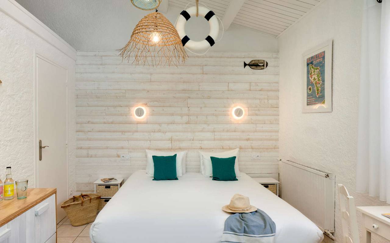 Elegant bedroom, hotel Ile d'Oléron, Ile de Lumière